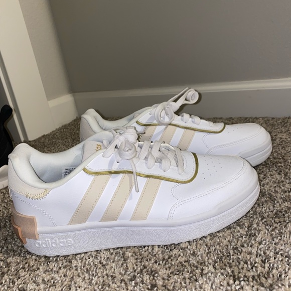 adidas Shoes - Women’s Adidas!!